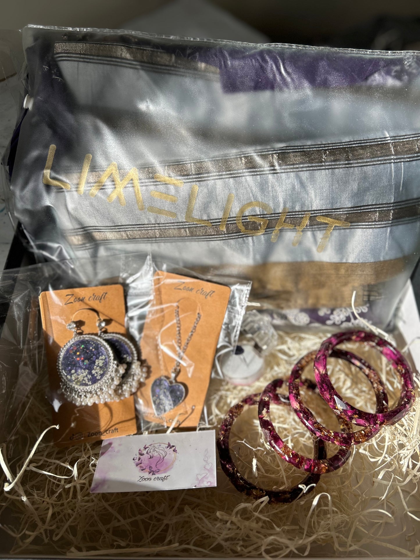 Luxe gift box β¨π«Άπ»(limelight outfit , classic jhumkas , heart pendent , bangels ) Customize name
