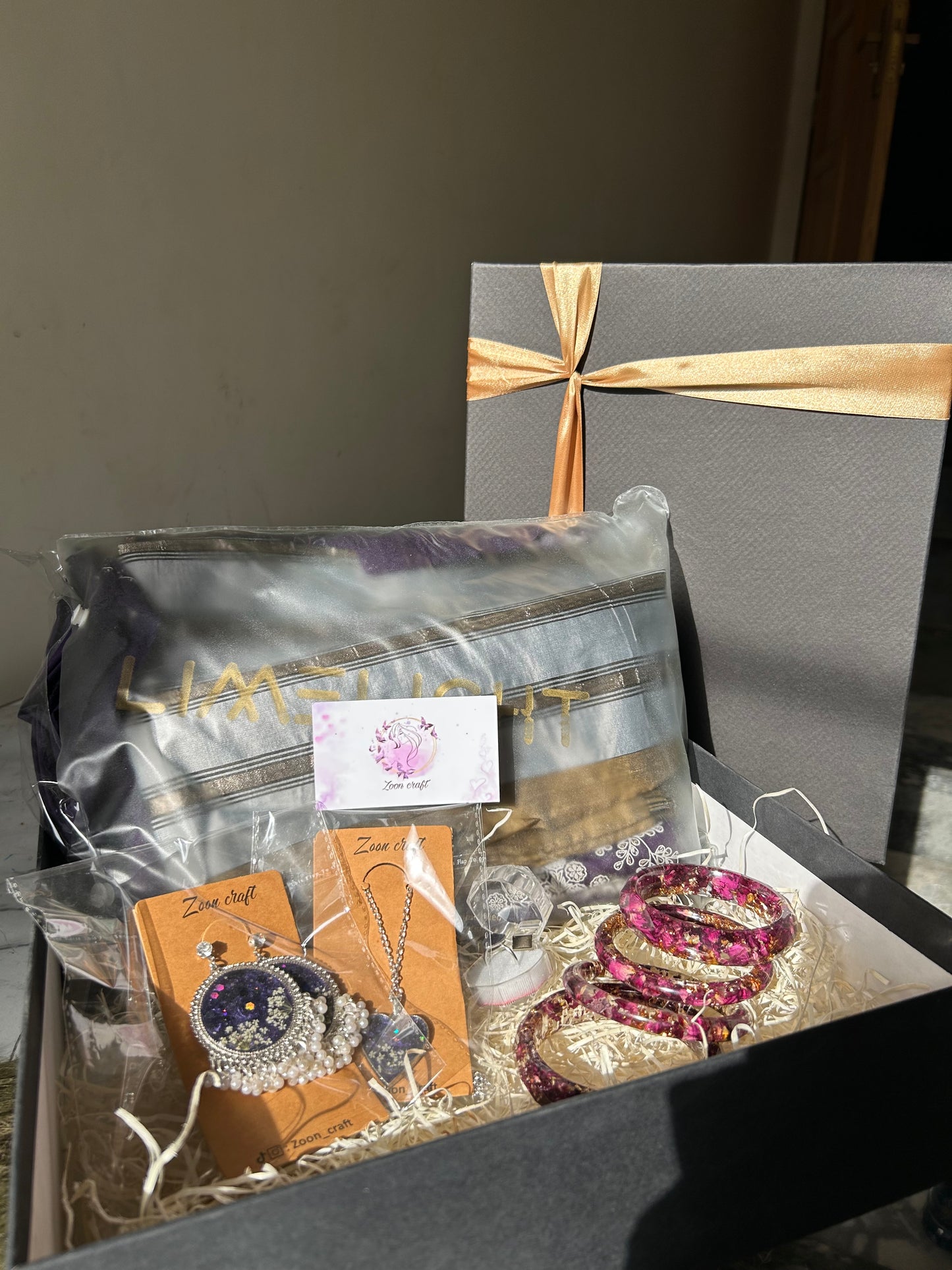 Luxe gift box β¨π«Άπ»(limelight outfit , classic jhumkas , heart pendent , bangels ) Customize name