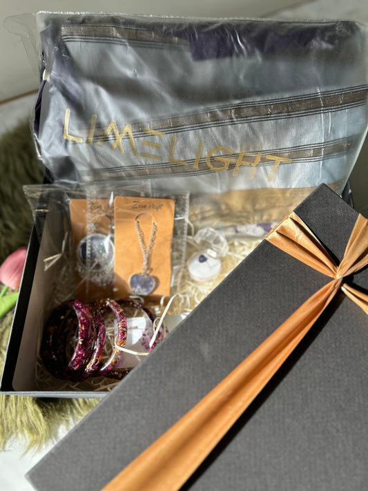 Luxe gift box ✨🫶🏻(limelight outfit , classic jhumkas , heart pendent , bangels ) Customize name